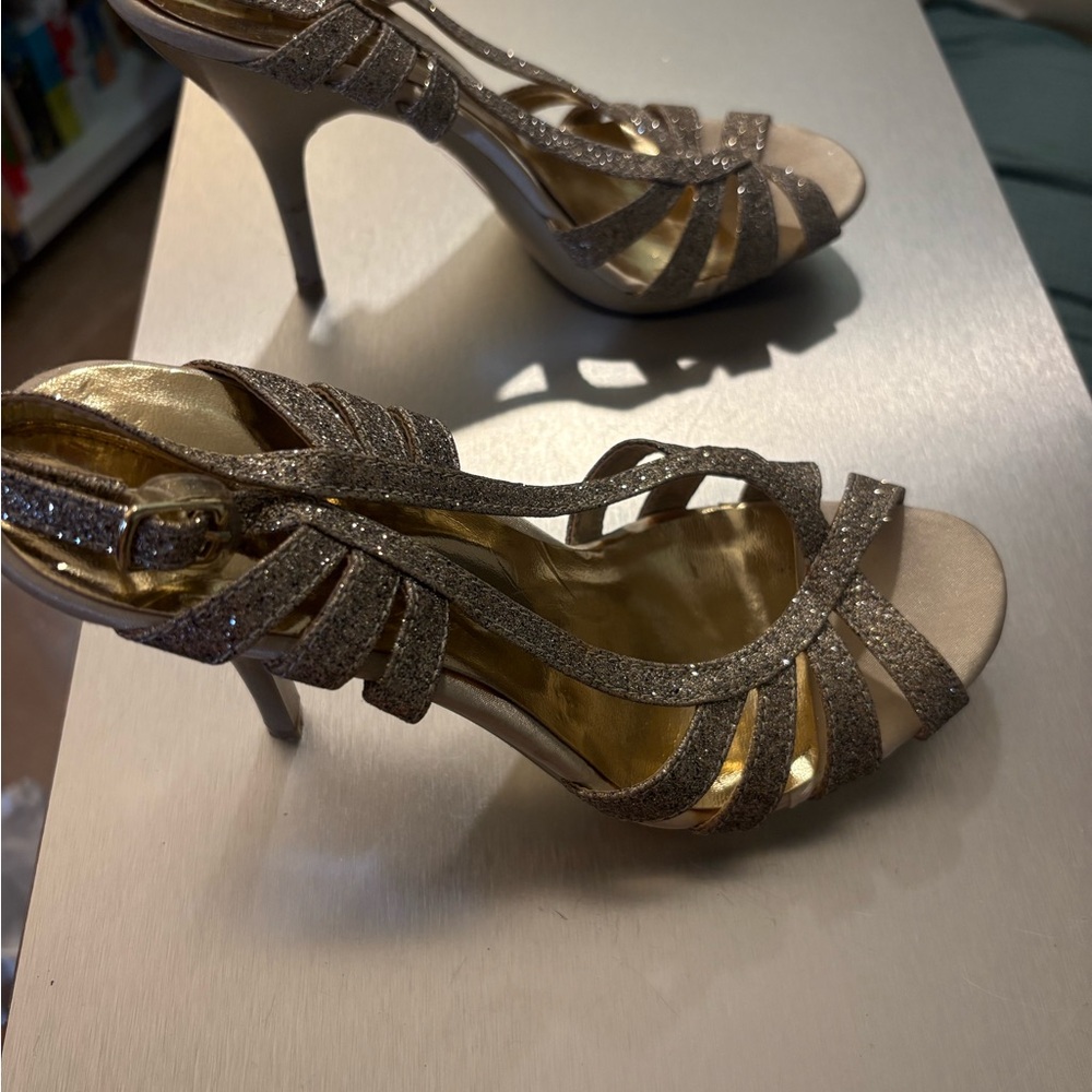 Fabulous Holiday Party Shoes! Gen E Ration Gold Glitter Heels - Picture 4 of 6